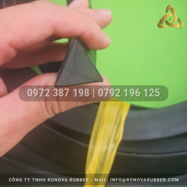 Ron cao su tam giác 20x20x20