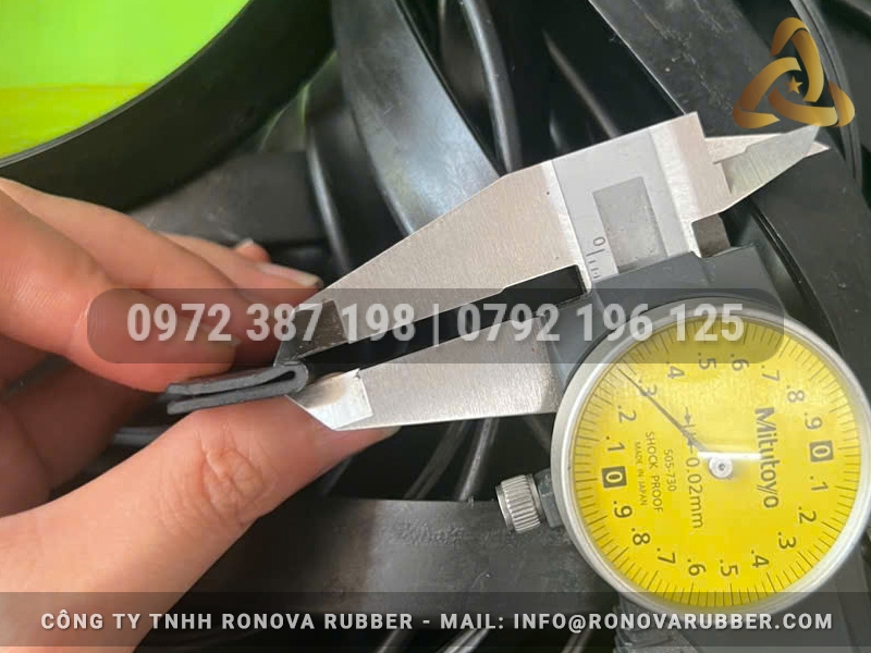 Ron cao su chữ U 4x17x1