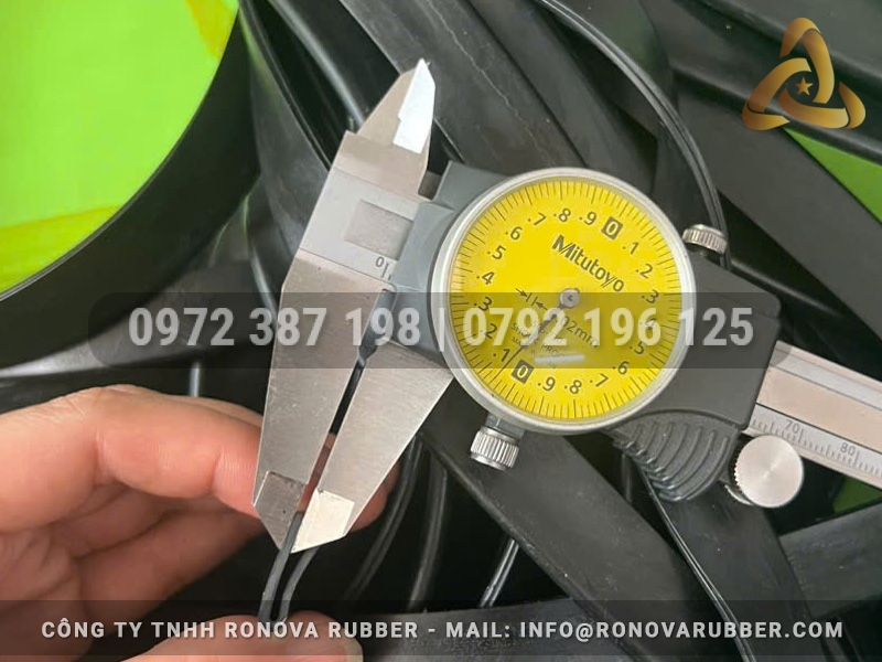 Ron cao su chữ U 4x17x1