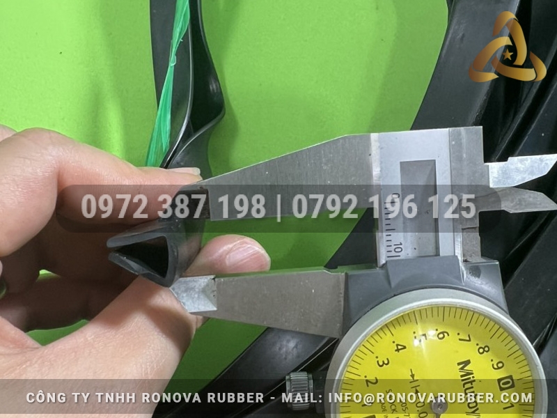Các góc cạnh của Ron cao su EPDM chữ U 11x12x1.5