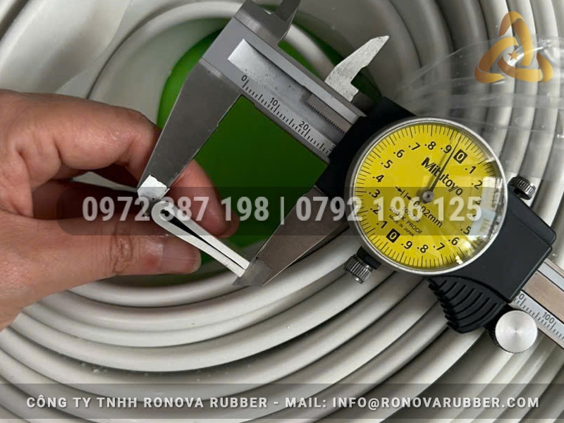 Ảnh thực tế Ron cao su chữ U EPDM