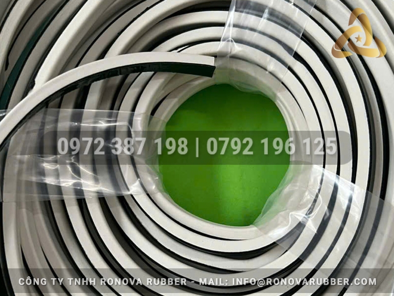 Ron cao su xốp chữ D màu trắng 9x6