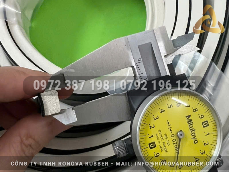 Ron cao su chữ D màu trắng kích thước 9x6