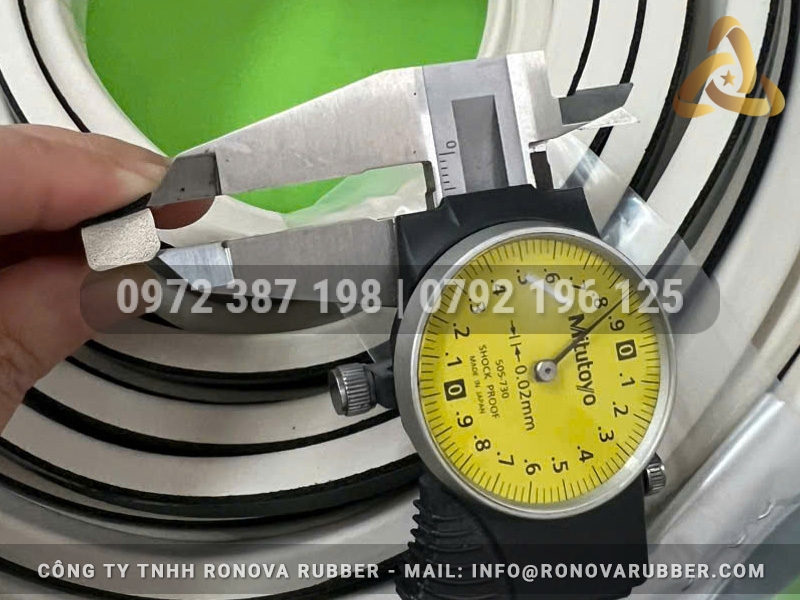 Mẫu ron cao su chữ D màu trắng 9x6