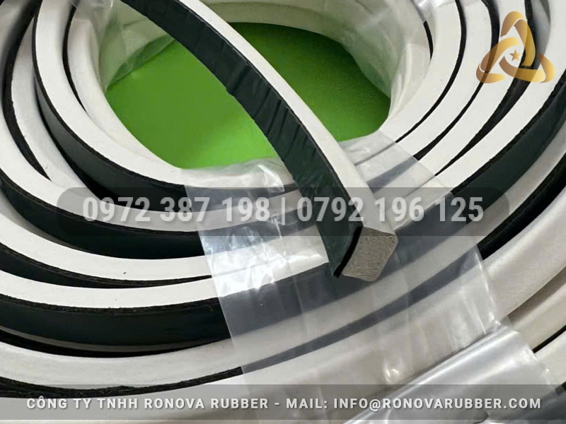 Ron cao su xốp chữ D màu trắng 9x6