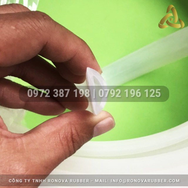 Ron silicon trắng chữ D 20x7x2