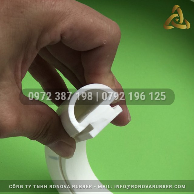 Ron silicon trắng đục chữ D 14.7x25.5x8.7