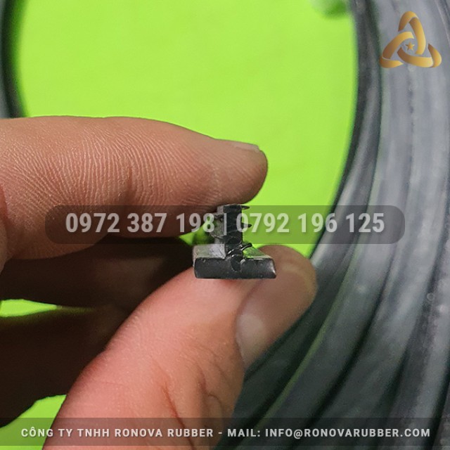 Ron silicon đen chữ T 8x7.5x2