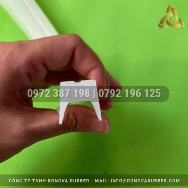 Ron silicon trắng chữ U 18x18x10